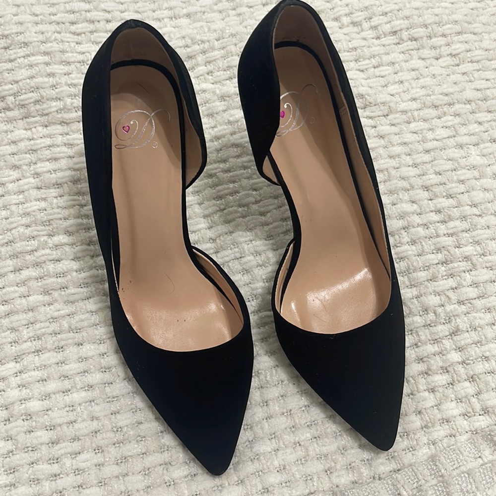 Derek Heart Black Pumps